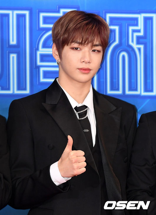 [OSEN=지형준 기자] 가수 워너원 강다니엘이 28일 오후 서울 여의도 KBS에서 열린 '2018 KBS 가요대축제'에 참석해 레드카펫 행사를 갖고 있다. /jpnews@osen.co.kr