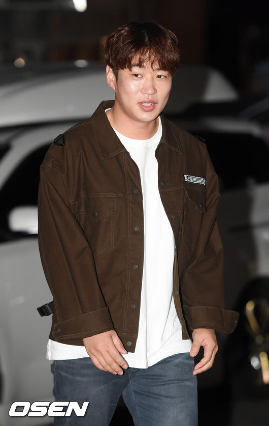 [OSEN=민경훈 기자] 2일 오후 서울 여의도동 한 음식점에서 JTBC 금토드라마 ‘멜로가 체질’ 종방연이 진행됐다.배우 안재홍이 입장하며 포즈를 취하고 있다. /rumi@osen.co.kr