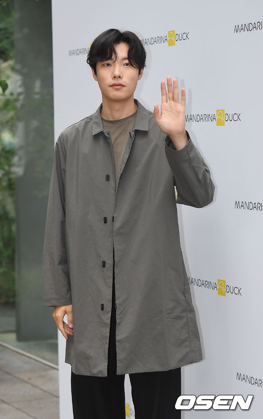 [OSEN=곽영래 기자] 4일 오후 서울 강남구 만다리나덕 청담에서 리뉴얼 오픈 기념 포토행사가 열렸다.배우 류준열이 포토타임을 갖고 있다. /youngrae@osen.co.kr