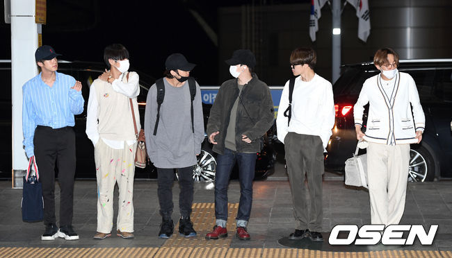 [OSEN=인천, 이대선 기자] 9일 오후 그룹 방탄소년단이 '러브 유어셀프: 스피크 유어셀프(LOVE YOURSELF: SPEAK YOURSELF)' 월드 투어를 위해 인천국제공항을 통해 사우디아라비아로 출국했다.  그룹 방탄소년단이 출국장으로 이동하고 있다. /sunday@osen.co.kr
