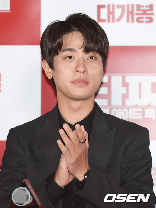 [OSEN=곽영래 기자] 28일 오후 서울 광진구 건대 롯데시네마에서 영화 '타짜: 원 아이드 잭' 언론배급 시사회가 열렸다.박정민이 포토타임을 갖고 있다. /youngrae@osen.co.kr