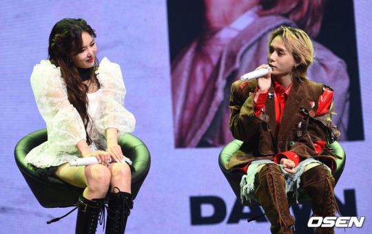 [OSEN=박준형 기자]가수 현아·던(DAWN) 커플이 5일 오후 서울 한남동 블루스퀘어에서 동반 쇼케이스를 열었다. 현아가 던의 칭찬에 미소 짓고 있다/ soul1014@osen.co.kr