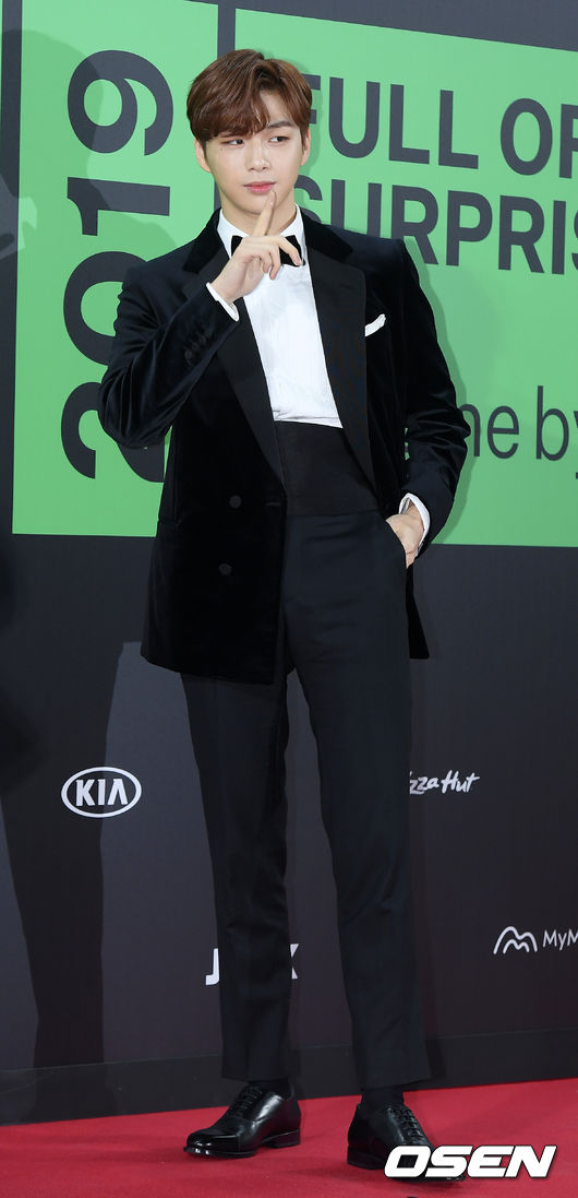 [OSEN=민경훈 기자] 30일 오후 서울 구로구 고척스카이돔에서 ‘2019 멜론 뮤직 어워드(MMA 2019, MELON MUSIC AWARDS)’ 레드카펫 행사가 열렸다.강다니엘이 입장하며 포즈를 취하고 있다. / rumi@osen.co.kr