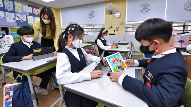 홍대부속초등학교 학생들이 현대모비스가 개발한 교통안전 교육용 애플리케이션을 체험하고 있다. /현대모비스 제공. 