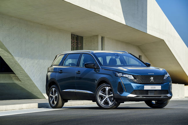 푸조 5008 SUV 가솔린 모델. 