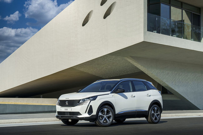 푸조 3008 SUV 가솔린 모델. 