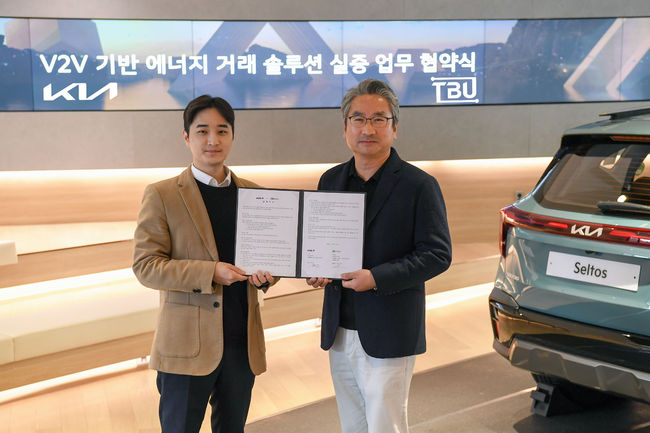 21일, 백상진 티비유(TBU) 대표(왼쪽)와 윤승규 기아 국내eBiz솔루션 실장(오른쪽)이 업무협약 체결 후 포즈를 취했다. 