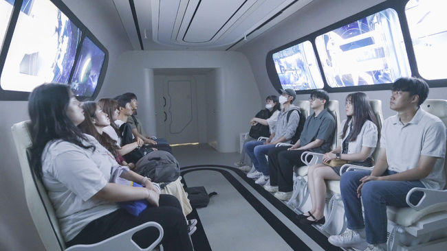SKT 본사 투어 프로그램에 참가한 학생들이 미래기술체험관 ‘티움’을 관람하고 있다. 