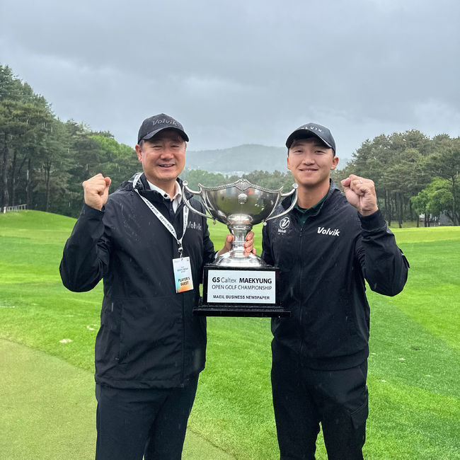볼빅 홍승석 대표(왼쪽)와 김홍택 프로. /볼빅 제공.