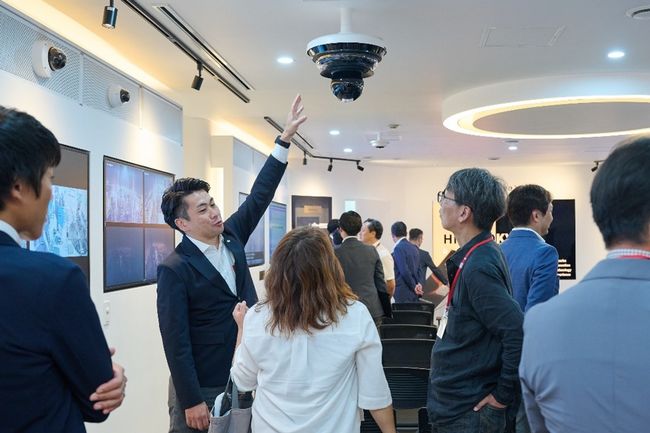 한화비전 관계자가 개관식 참가자들에게 CCTV 제품을 소개하고 있다.